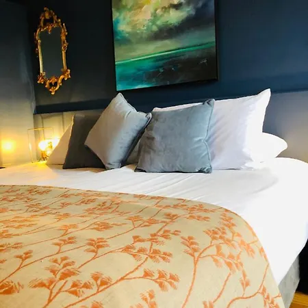 The Waterside 112 Harbour Mills Apartment *